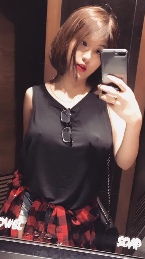 “高新体育中心：羽毛球赛场上演速度与力量的巅峰较量”